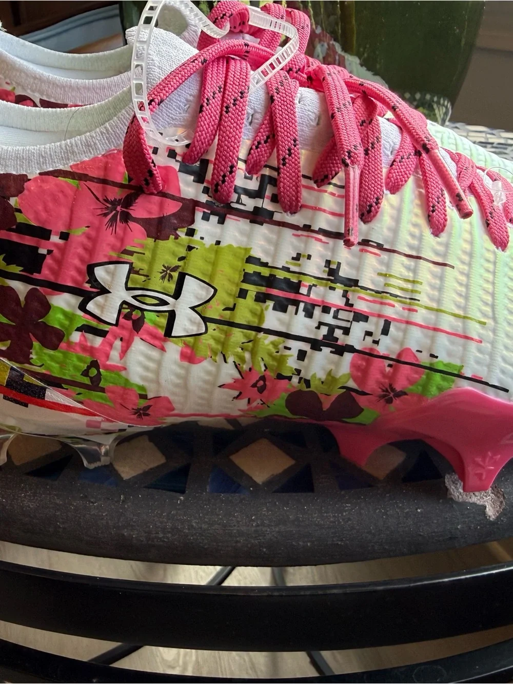 Under Armour men’s 5.5 women’s 7 LaCrosse Pink, White & Green Athletic Cleat